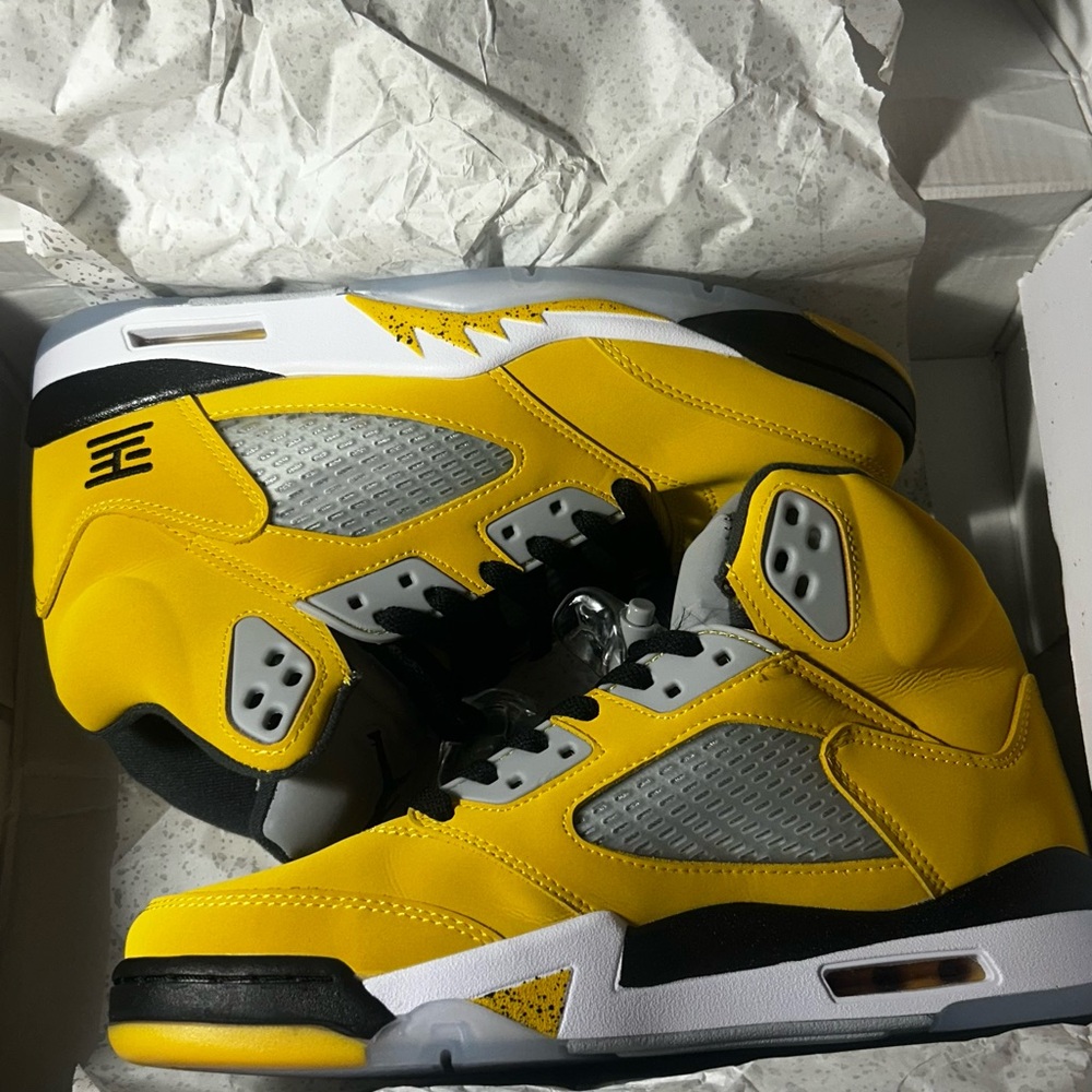 Jordan Sneakers Yellow and Black